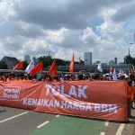 Massa yang tergabung dalam beberapa kelompok buruh terlihat sudah mendatangi pintu masuk atau gerbang utama Gedung Dewan Perwakilan Rakyat (DPR), Senayan, Jakarta Pusat (06/09/22)