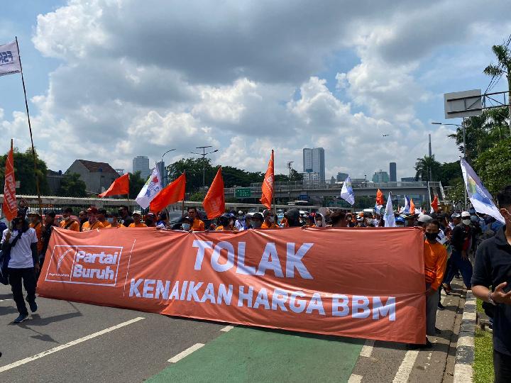 Massa yang tergabung dalam beberapa kelompok buruh terlihat sudah mendatangi pintu masuk atau gerbang utama Gedung Dewan Perwakilan Rakyat (DPR), Senayan, Jakarta Pusat (06/09/22)