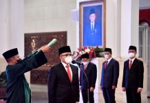 Jokowi Lantik Azwar Anas