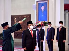 Jokowi Lantik Azwar Anas