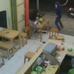 Aksi Begal Bersenjata Tajam Serang Remaja Nongkrong di Warkop.