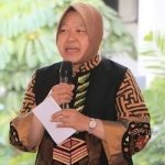 Mensos Risma Salurkan BLT BBM Rp 500 Ribu Via PT Pos Indonesia.