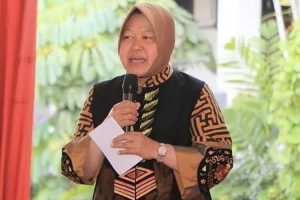 Risma Salurkan BLT BBM