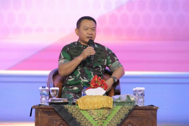 Kasad Dudung Abdurachman Kukuhkan Bapak dan Bunda Asuh Anak Stunting Kabupaten Gresik