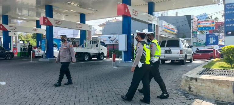 Pasca Kenaikan Harga BBM, Polrestabes Surabaya Bersama 3 Pilar Siagakan Personel di SPBU