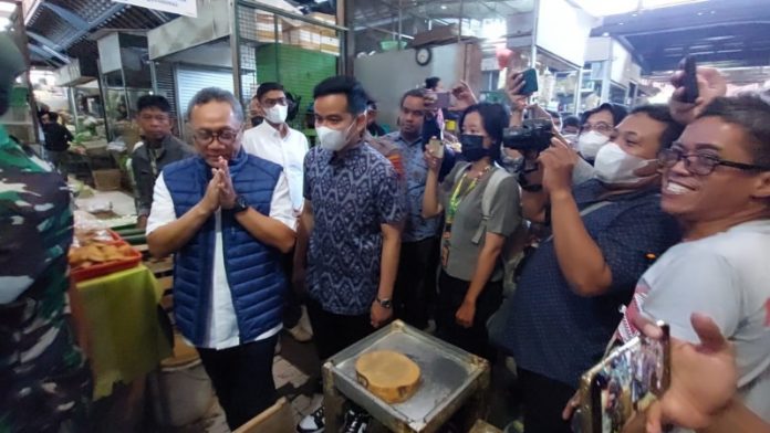Cek Harga Kebutuhan Pokok, Mendag Ditemani Gibran Kunjungi Pasar Gede Solo