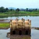 Viral! Masjid Berusia Ratusan Tahun Muncul dari Danau di India