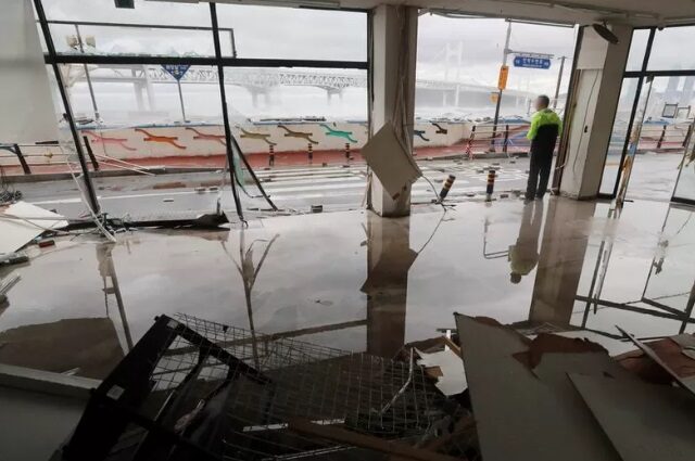 Kondisi salah satu bangunan sesudah diterjang Topan Hinnamnor