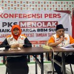 Ketua DPW PKS Jatim Irwan Setiawan didampingi Kabid Humas DPW Reni Astuti.
