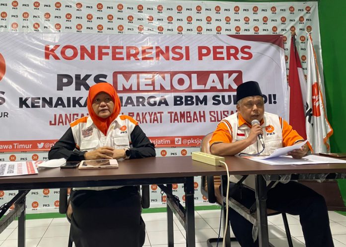 Ketua DPW PKS Jatim Irwan Setiawan didampingi Kabid Humas DPW Reni Astuti.