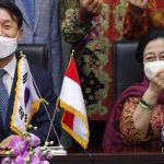 Presiden Jeju National University (JNU) Kim Eel Hwan dan Megawati Soekarnoputri