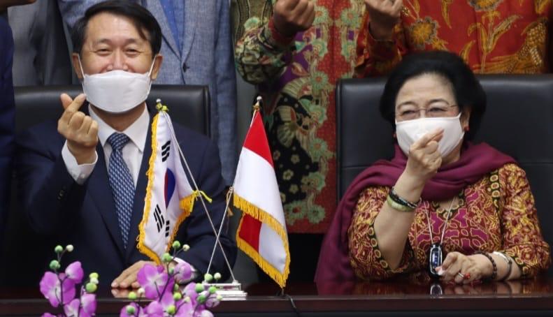 Presiden Jeju National University (JNU) Kim Eel Hwan dan Megawati Soekarnoputri