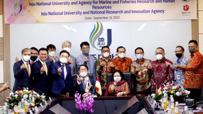 Kunjungi Jeju, Megawati Lakukan Love Sign dan Ucapkan Saranghaeyo