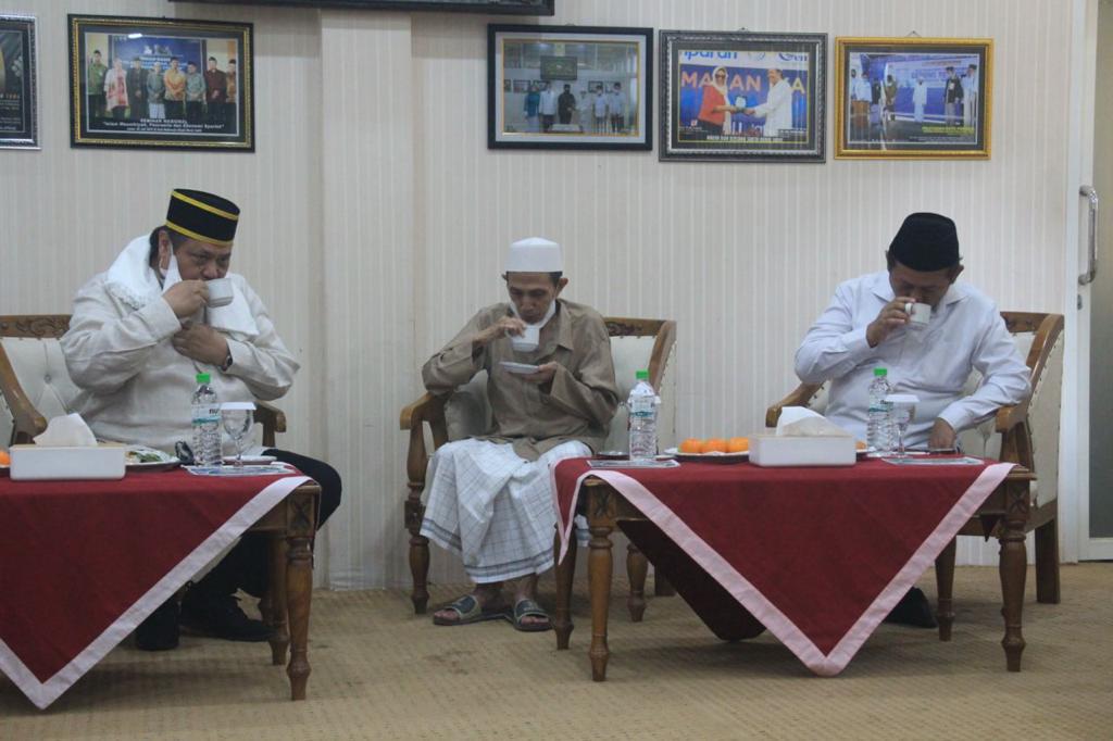 Ketum Partai Golkar Airlangga Hartarto dan pengurus diterima pengasuh ponpes Nurul Jadid KH Moh Zuhri Zaini di Probolinggo, Rabu 14/6/2022.