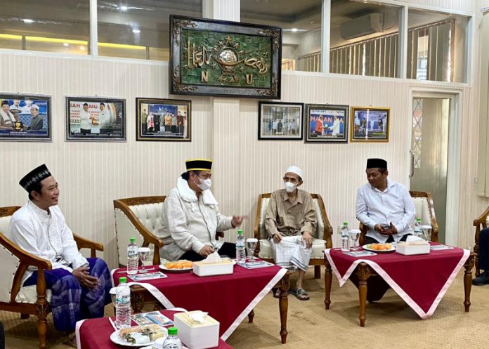 Ketum Partai Golkar Airlangga Hartarto dan pengurus diterima pengasuh ponpes Nurul Jadid KH Moh Zuhri Zaini di Probolinggo, Rabu 14/6/2022.