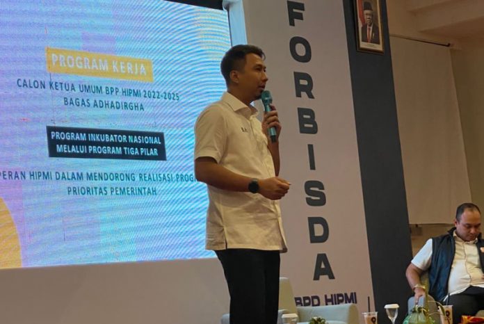 Bagas Adhadirgha saat jadi pemateri Forum Bisnis Daerah (Forbisda) dan Rapat Kerja Daerah (Rakerda) BPD HIPMI (Himpunan Pengusaha Muda Indonesia) Sulawesi Tengah, di Kota Palu (20/09/22)