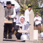 Puan bersama Cak Imin berziarah ke makam Taufiq Kiemas di TMP Kalibata, Jakarta Selatan (25/9/2022)