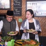 Ketua DPP PDI Perjuangan (PDIP) Puan Maharani memberi kejutan Ulang Tahun Ketua Umum PKB Muhaimin Iskandar atau Cak Imin