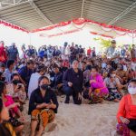 Ketua DPR RI Puan Maharani berfoto dengan sekitar 2.500 warga di Pantai Pandawa, Badung, Bali (28/09/22)