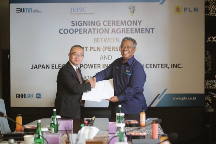 Direktur Legal dan Manajemen Human Capital PLN Yusuf Didi Setiarto dan Director of Electric Power Cooperation Department Hiroshi Murashige