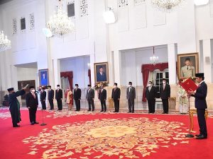 Jokowi Lantik Azwar Anas
