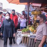 Ditemani Bobby Nasution, Puan Cek Harga Telur di Toba