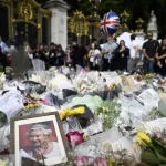 kumpulan bunga belasungkawa dari rakyat Inggris untuk Ratu Elizabeth II