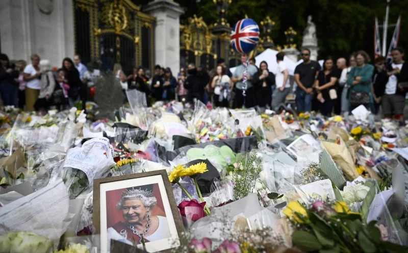 kumpulan bunga belasungkawa dari rakyat Inggris untuk Ratu Elizabeth II