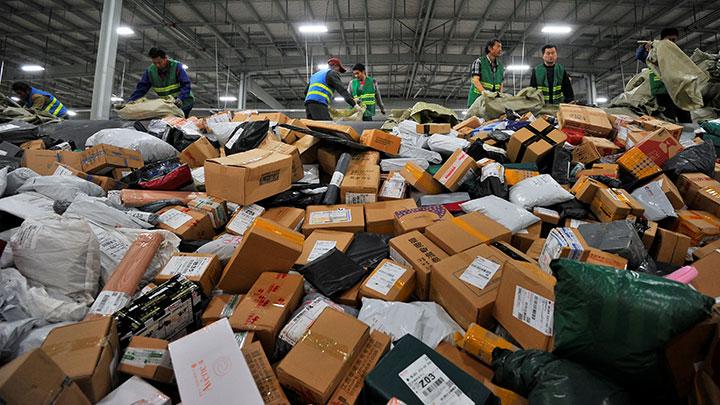 ilustrasi tumpukan paket yang akan disortir