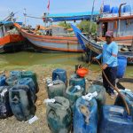 ilustrasi nelayan sedang menyiapkan BBM untuk melaut