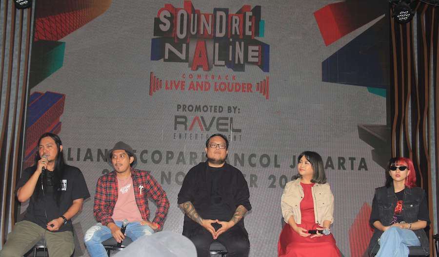 Foto : Isyana Sarasvati (paling kanan) bersama Promotor Soundrenaline 2022 saat Konferensi Pers di Hard Rock Cafe Jakarta, Rabu 28/9/2022.