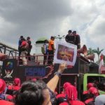 Aksi Buruh saat Demo Tolak Kenaikan BBM di Depan Gedung DPR RI.