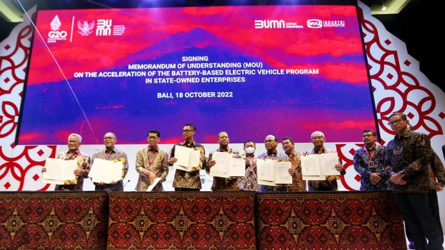 BUMN yang melakukan penandatanganan MoU tentang Percepatan Program Kendaraan Bermotor Listrik Berbasis Baterai, antara lain PT Pertamina (Persero), PT PLN (Persero), MIND ID, PT Telkom Indonesia, PT Perkebunan Nusantara III, dan PT Jasa Marga.