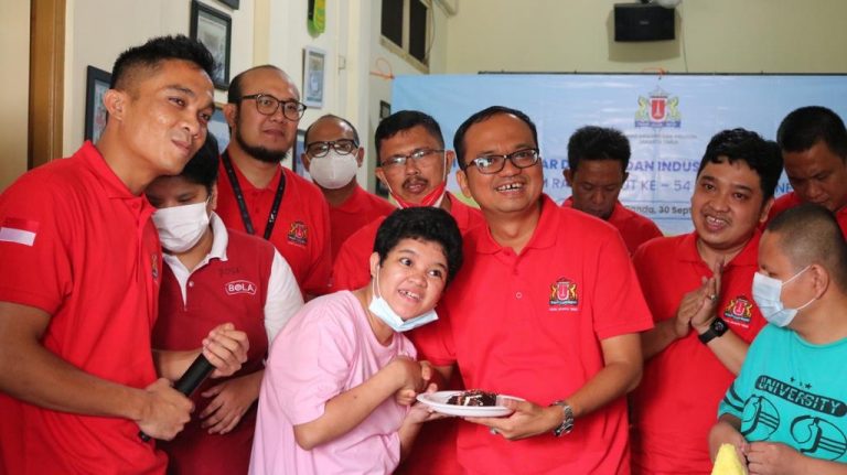 Peringati HUT Ke-54, Kadin Jakarta Timur Lakukan Aksi Sosial di Wisma Tuna Ganda