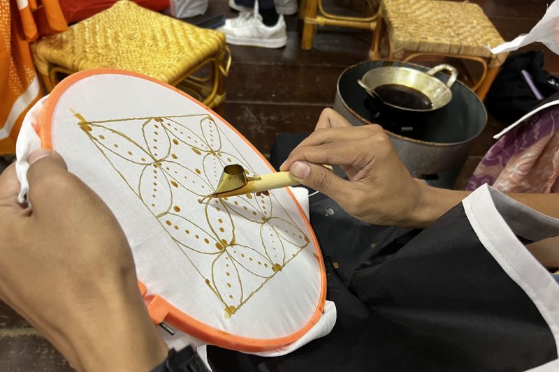 ilustrasi membuat batik