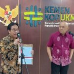 Menkop UKM Teten Masduki menerima Standar Nasional Indonesia (SNI) minyak makan merah produksi koperasi dari Badan Standardisasi Nasional (BSN) di Jakarta (04/10/22)