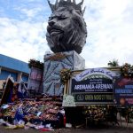 Patung kepala singa yang ada didepan Stadion Kanjuruhan Malang