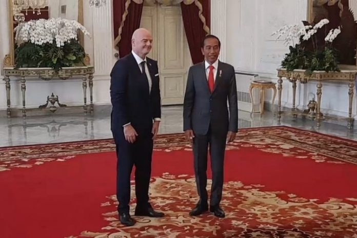 Presiden Jokowi saat bertemu Presiden FIFA di Istana Merdeka, Jakarta (18/10/22)