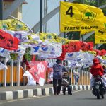 Sejumlah bendera parpol dipasang dipinggir jalan