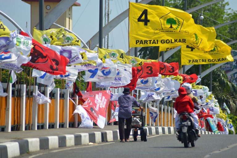 Sejumlah bendera parpol dipasang dipinggir jalan