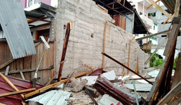 salah satu rumah warga yang rusak akibat gempa