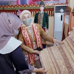 Direktur Jenderal IKMA Kemenperin Reni Yanita saat mendatangi sentra IKM