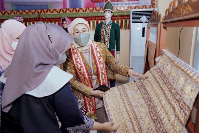 Direktur Jenderal IKMA Kemenperin Reni Yanita saat mendatangi sentra IKM