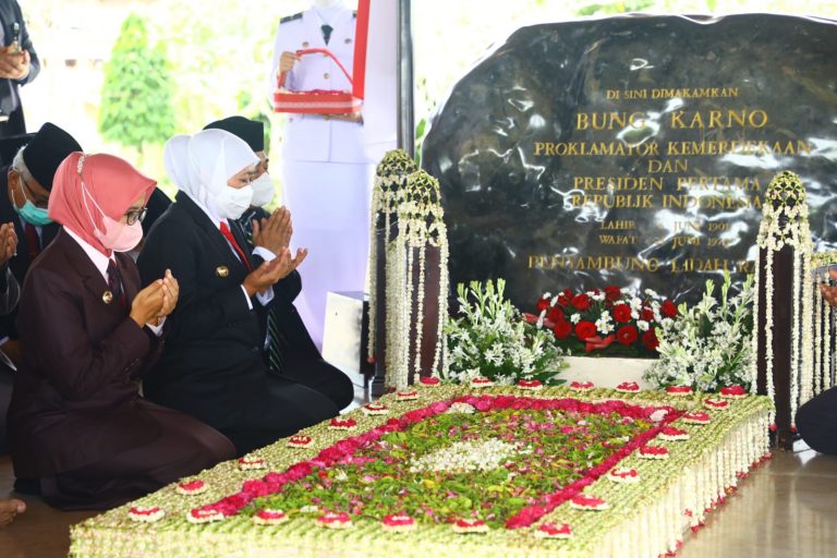 Gubernur Khofifah Ziarah ke Makam Bung Karno di Blitar Jelang  HUT ke – 77 Provinsi Jatim
