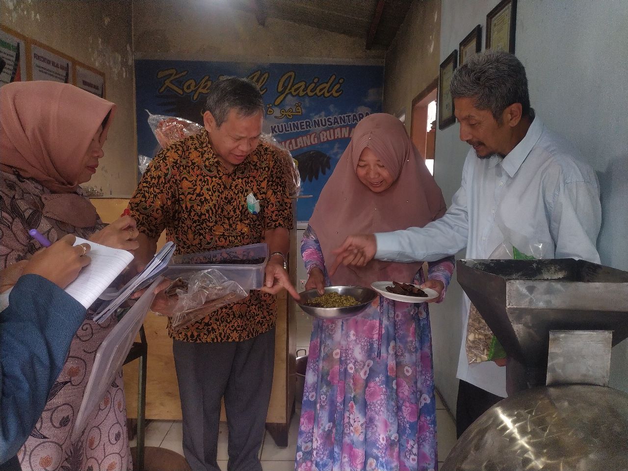 Tim PKM Unitomo Beri Pendampingan Penanganan Bidang Produktif Ekonomi Kopi