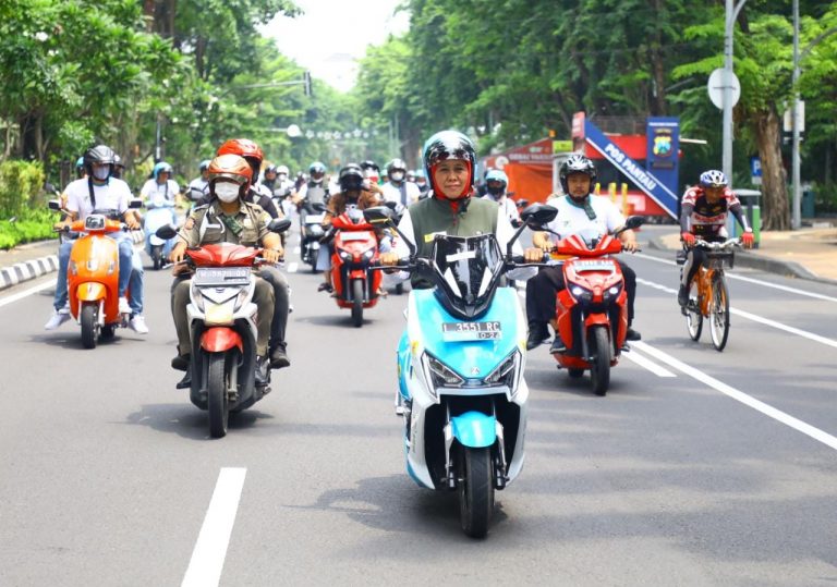 Gubernur Khofifah Peringati HLN Ke77 Dengan Konvoi 1.300 Kendaraan Listrik