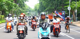Gubernur Khofifah Peringati HLN Ke77 Dengan Konvoi 1.300 Kendaraan Listrik