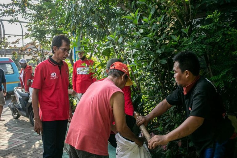 Kerja Bakti Kader Banteng, Adi Sutarwijono Disambati Perbaikan Balai RW dan Rumah Warga yang Jebol