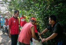 Kerja Bakti Kader Banteng, Adi Sutarwijono Disambati Perbaikan Balai RW dan Rumah Warga yang Jebol