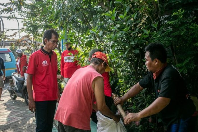 Kerja Bakti Kader Banteng, Adi Sutarwijono Disambati Perbaikan Balai RW dan Rumah Warga yang Jebol